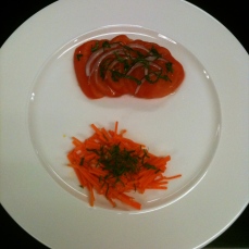 Salade de tomates aux oignons rouges, vinaigrette au basilic; Fine julienne de carottes au citron